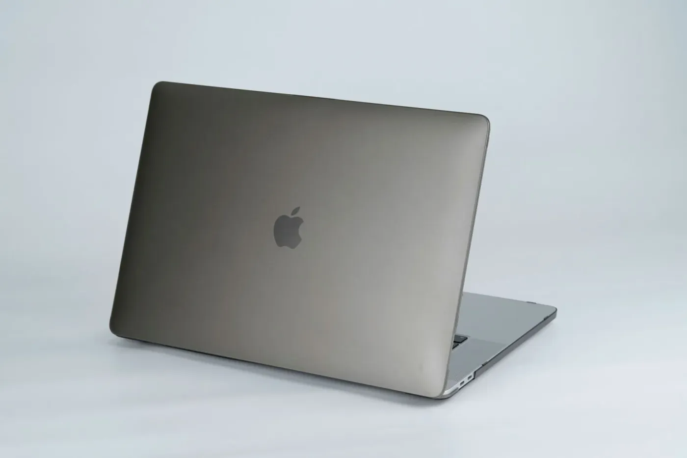 Next One Safeguard za MacBook Pro 16" Retina - dimno crna — Next One Safeguard za MacBook Pro 16" Retina - dimno crna