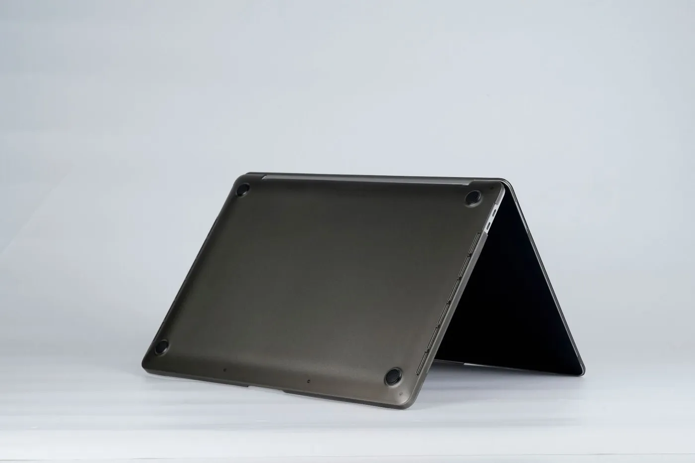 Next One Safeguard za MacBook Pro 16" Retina - dimno crna — Next One Safeguard za MacBook Pro 16" Retina - dimno crna