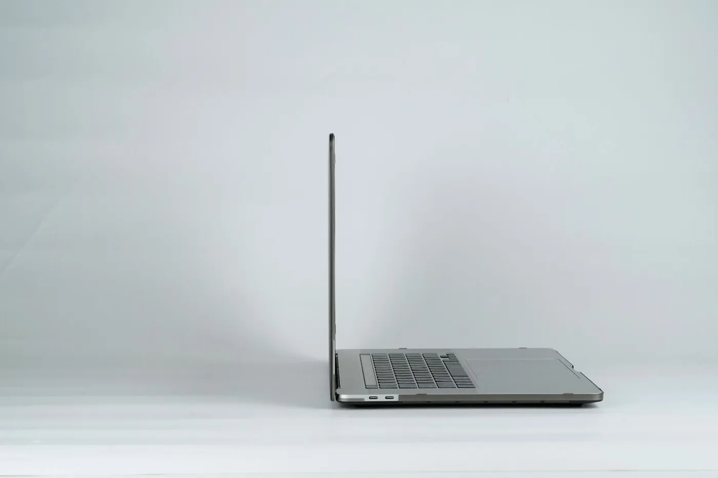Next One Safeguard za MacBook Pro 16" Retina - dimno crna — Next One Safeguard za MacBook Pro 16" Retina - dimno crna