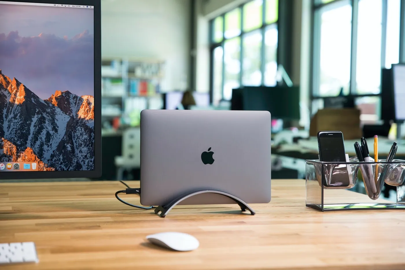 Twelve South BookArc stalak za MacBook (2020) - svemirski siva — Twelve South BookArc stalak za MacBook (2020) - svemirski siva