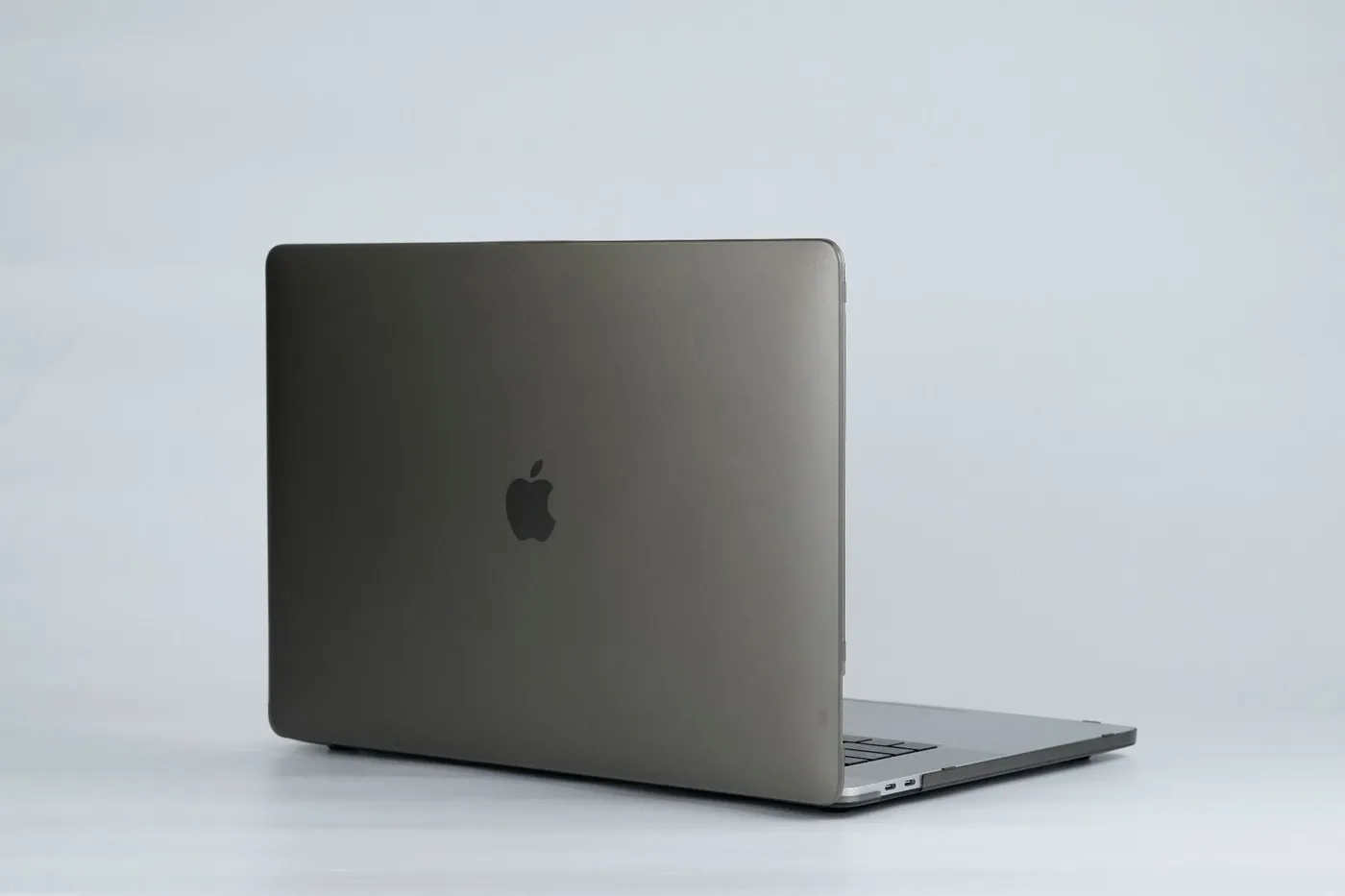 Next One Safeguard za MacBook Pro 16" Retina - dimno crna — Next One Safeguard za MacBook Pro 16" Retina - dimno crna