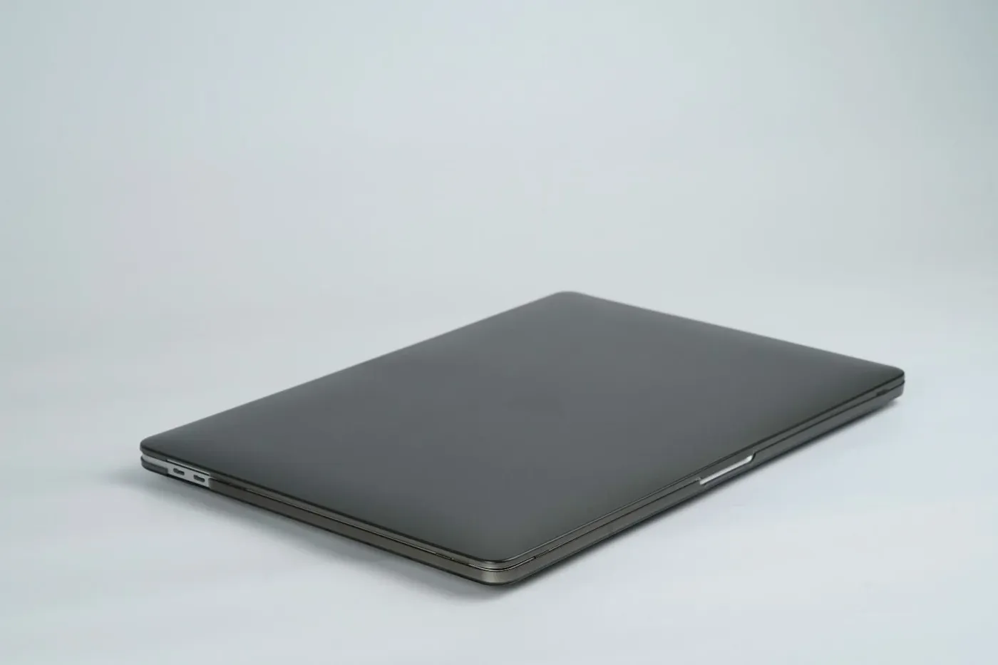 Next One Safeguard za MacBook Pro 16" Retina - dimno crna — Next One Safeguard za MacBook Pro 16" Retina - dimno crna