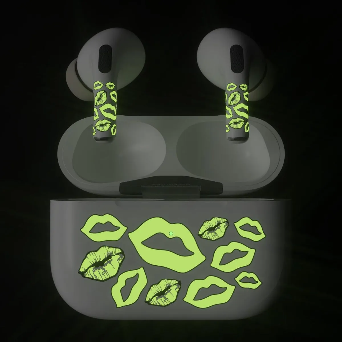Next One ArtSkin naljepnica za AirPods Pro (1. i 2. gen) - Glowing Lips — Next One ArtSkin naljepnica za AirPods Pro (1. i 2. gen) - Glowing Lips
