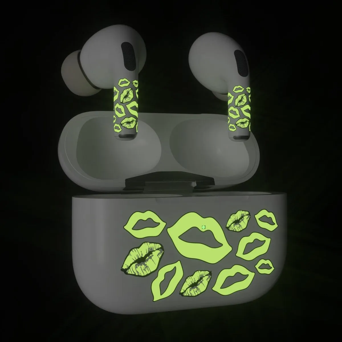 Next One ArtSkin naljepnica za AirPods Pro (1. i 2. gen) - Glowing Lips — Next One ArtSkin naljepnica za AirPods Pro (1. i 2. gen) - Glowing Lips