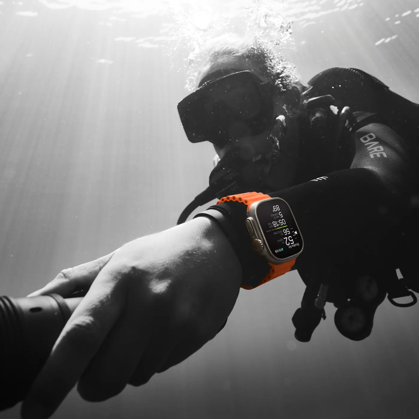 Apple Watch Ultra 2 GPS + Cellular 49mm - kućište od titana s plavom/crnom Trail Loopom - S/M — Apple Watch Ultra 2 GPS + Cellular 49mm - kućište od titana s plavom/crnom Trail Loopom - S/M