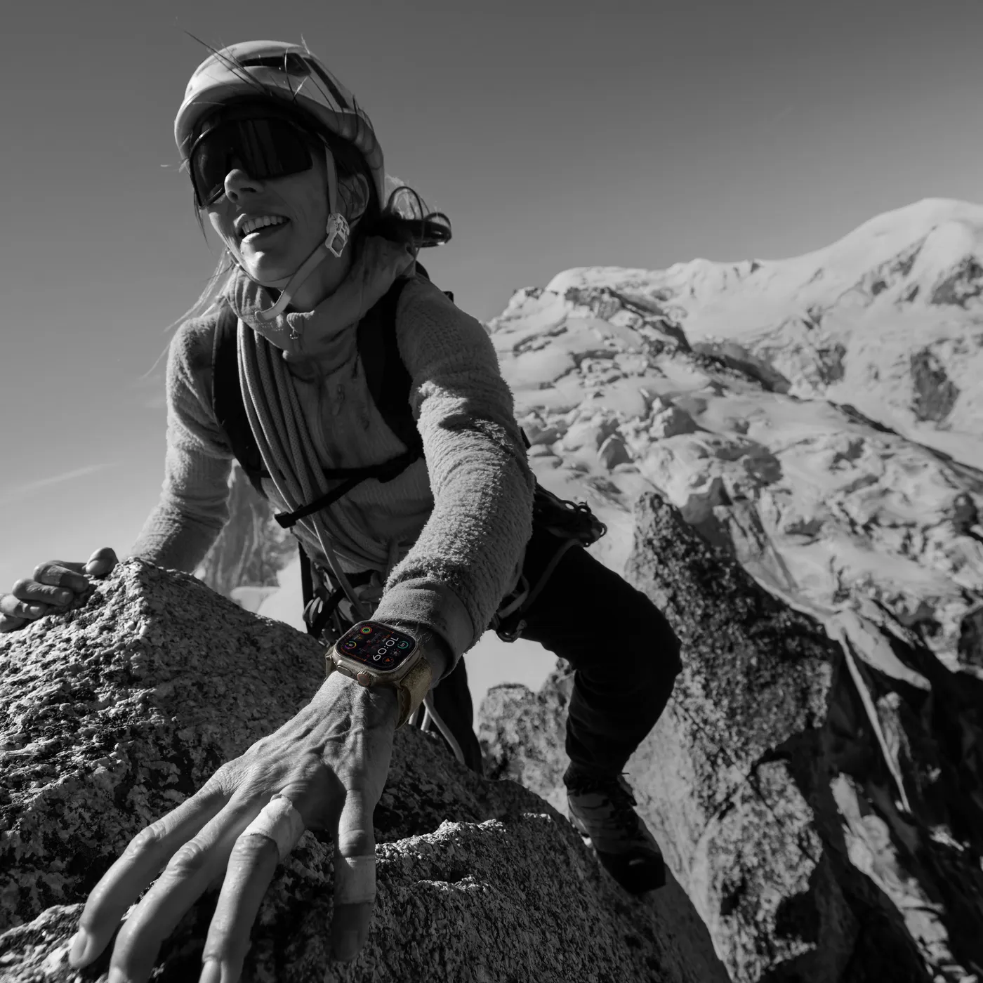 Apple Watch Ultra 2 GPS + Cellular 49mm - kućište od titana s plavom/crnom Trail Loopom - S/M — Apple Watch Ultra 2 GPS + Cellular 49mm - kućište od titana s plavom/crnom Trail Loopom - S/M