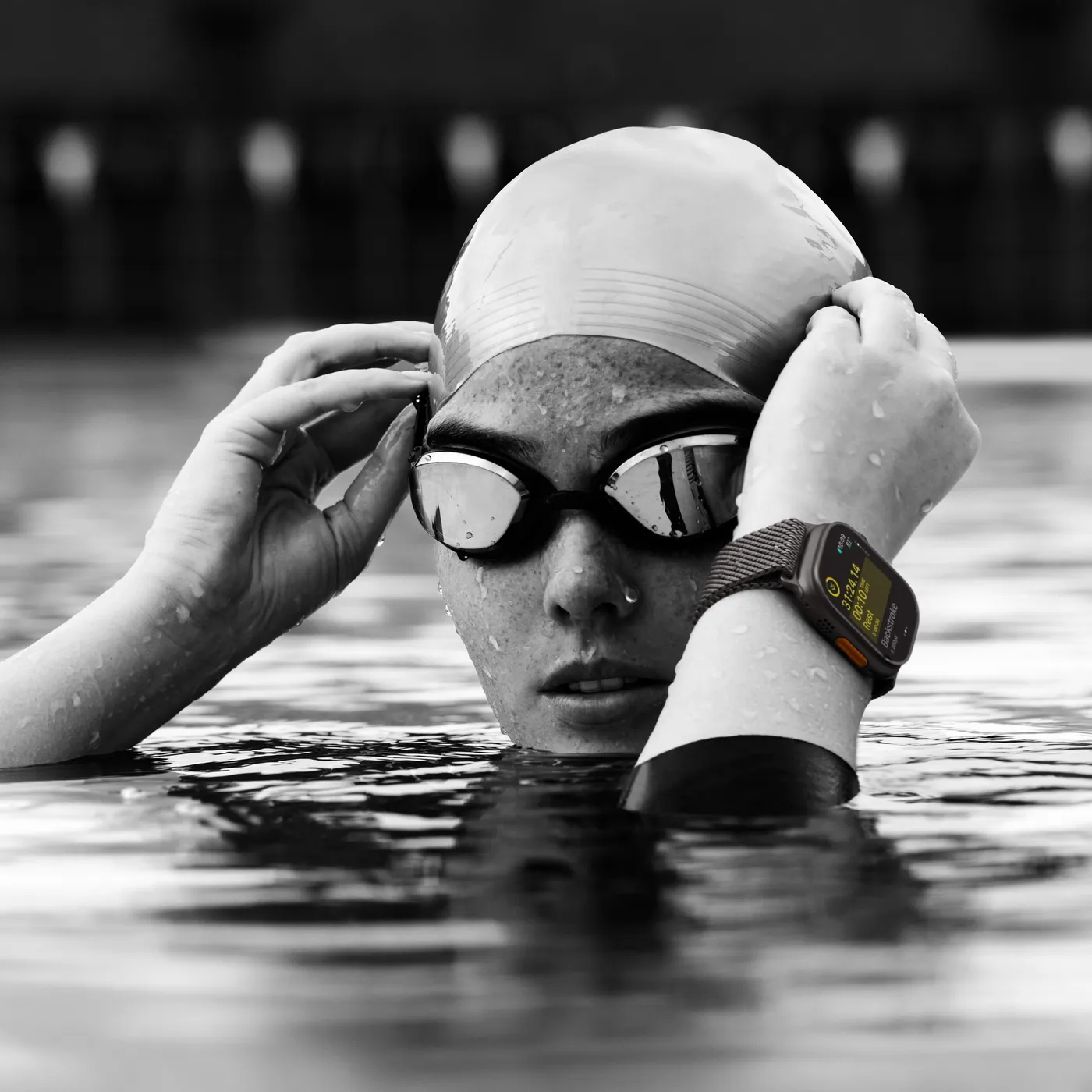2024 Apple Watch Ultra 2 Ocean Band — Titane naturel · Bleu marine